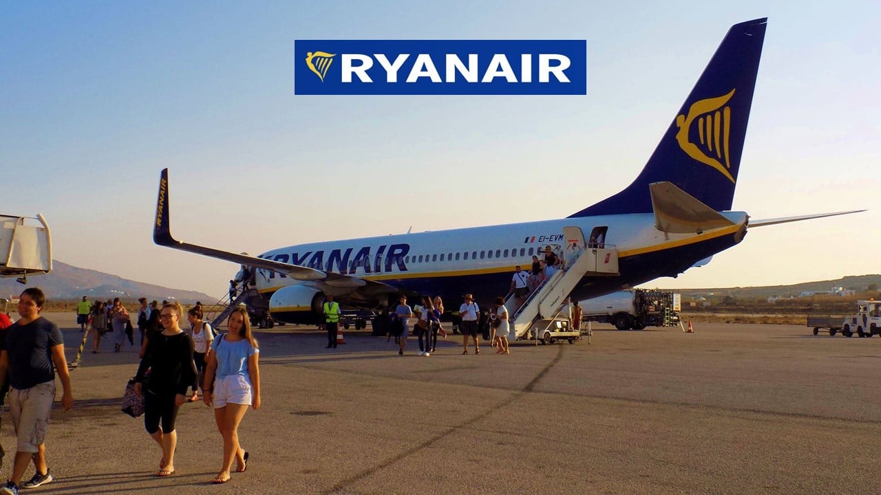 Passageiros desembarcando de aeronave da Ryanair