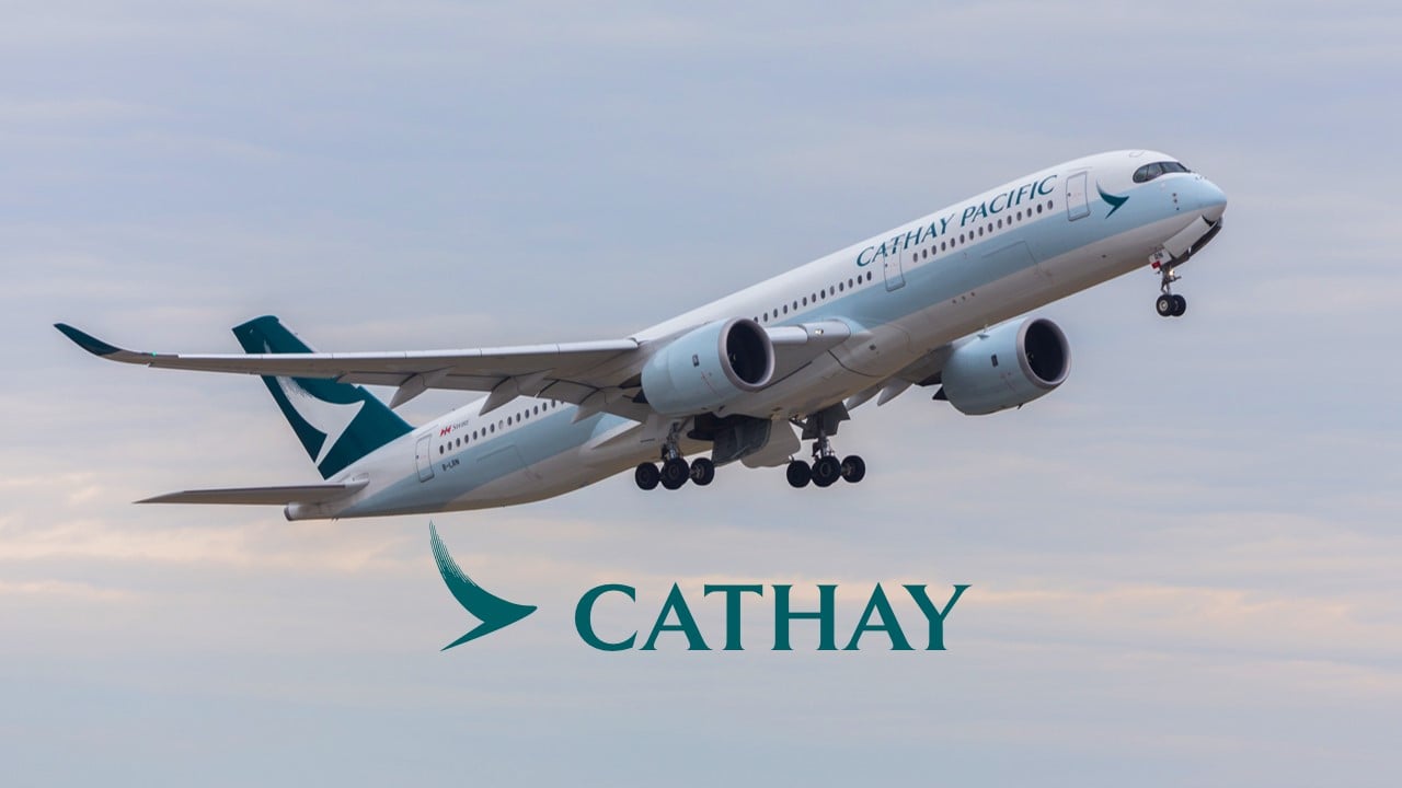 Aeronave Cathay Pacific decolando