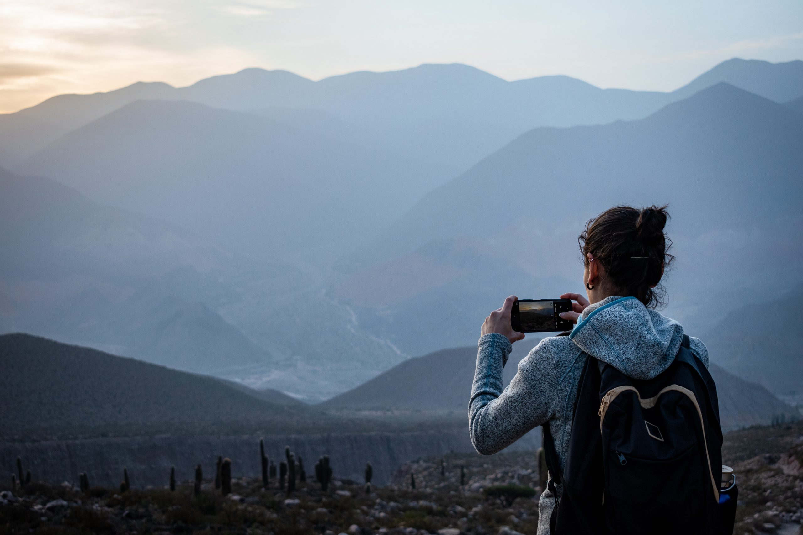 Mulher tirando foto de montanhas na Argentina